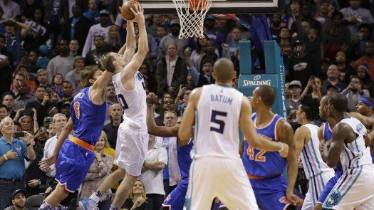 Zeller encesta tiro clave en triunfo de Hornets sobre Knicks