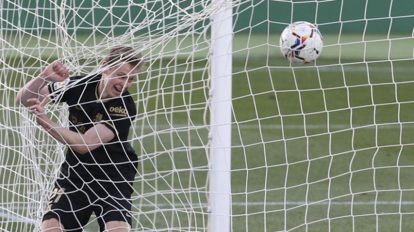 De Jong al fin brilla en el mediocampo de Barcelona