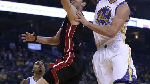 Los Warriors vencen al Heat 111-103 en 36ta victoria en casa