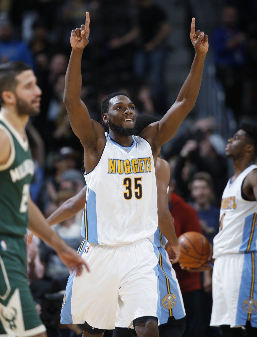 Con enceste de Faried, Nuggets superan a Bucks