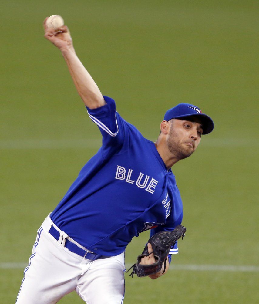 Estrada lanza joya, Azulejos fuerzan 6to juego ante Reales