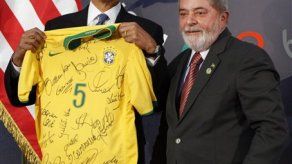 Obama recibe camiseta de selección brasileña de fútbol