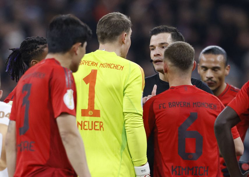 El guardameta Manuel Neuer recibió su primera tarjeta roja