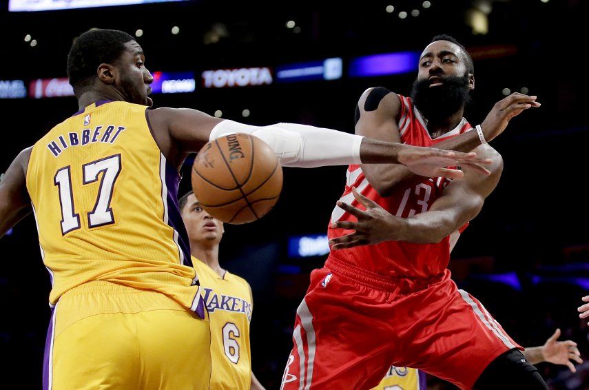 Harden y Jones lideran a Houston Rockets ante Lakers