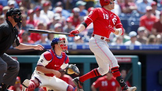 Rojos remontan ante Filis y evitan barrida