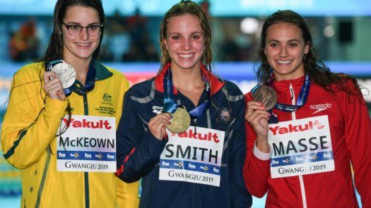 La estadounidense Smith, de 17 años, campeona mundial en 200 m espalda