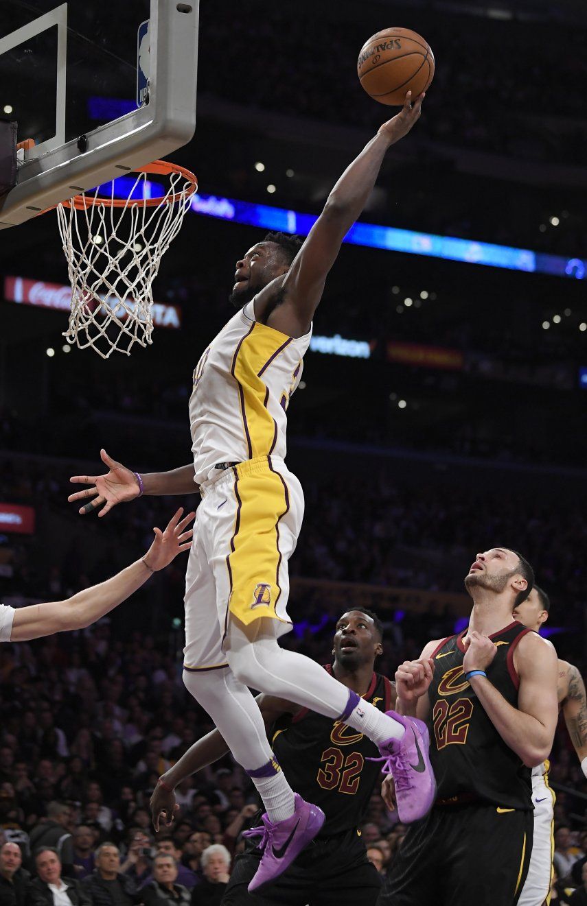 Con Randle afinado, Lakers ganan 127-113 a Cavaliers