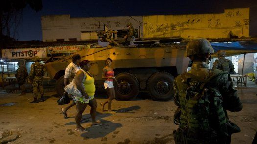 Soldados ocupan favelas de Río de Janeiro