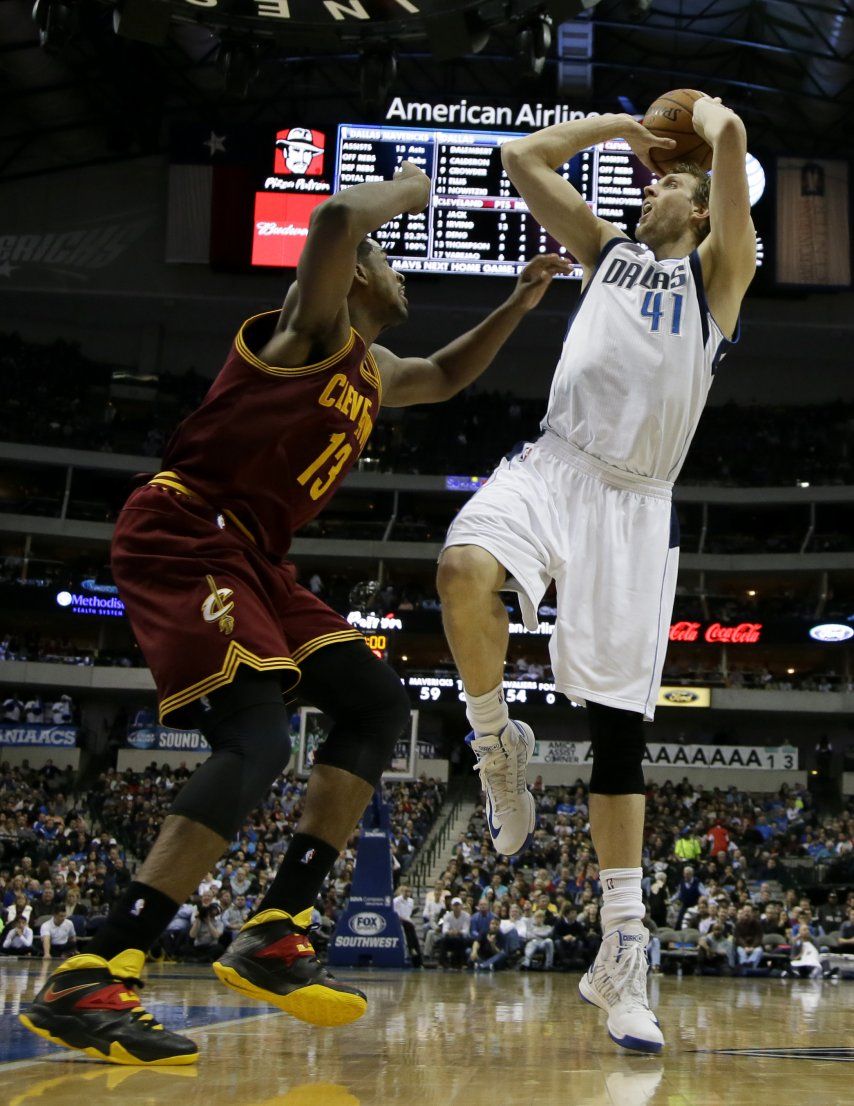 Nowitzki y Mavs arrollan a Cavs