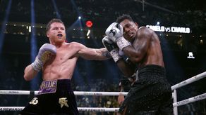 Canelo Álvarez logra triunfo por decisión unánime ante Jermell Charlo