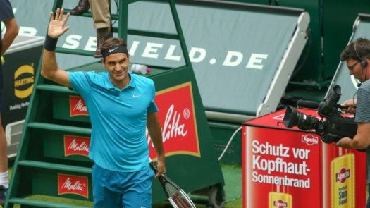 Federer se estrena con comodidad en Halle
