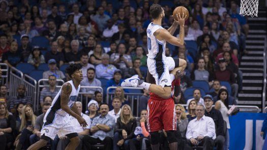Vucevic anota 21 puntos en triunfo del Magic sobre Rockets