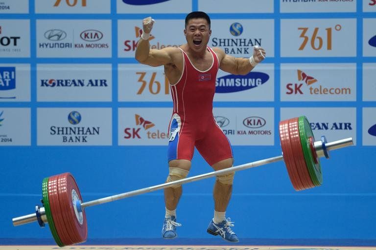 El norcoreano Kim Un-Guk bate tres récords del mundo en halterofilia