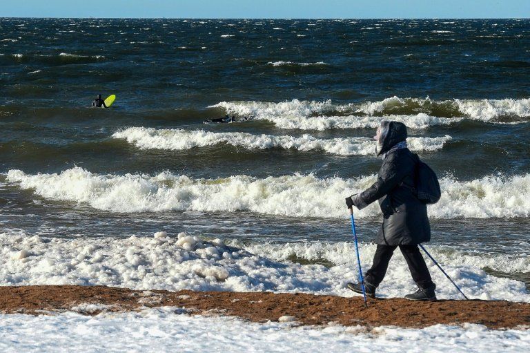 Surfistas rusos desafían a las olas glaciales