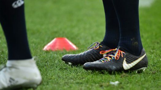 Los jugadores galeses llevarán cordones arcoíris en apoyo a Gareth Thomas