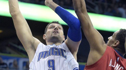 Vucevic anota 28 puntos en victoria de Magic ante Pelicans