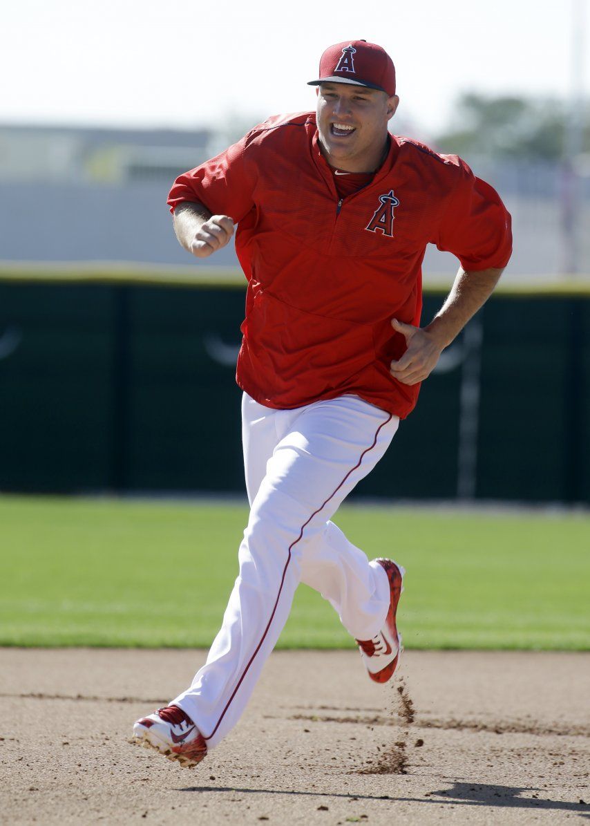 Abejas persiguen a peloteros; Trout da jonrón