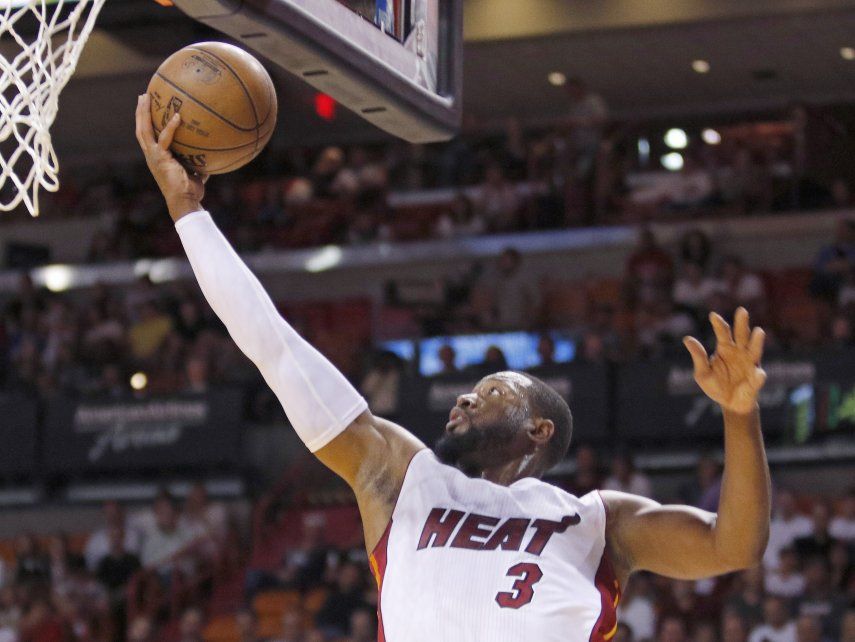 Wade aporta 40 puntos y Heat vence a Pistons