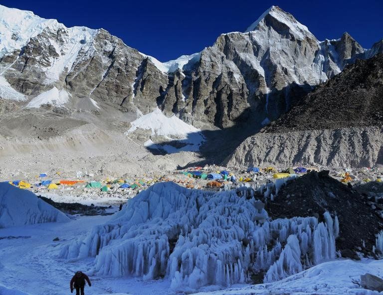 La anulación de la temporada de escalada al Everest priva de recursos a los sherpas