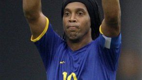 Ronaldinho le roba el show a Messi