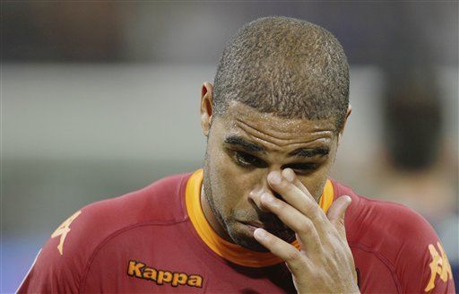 Italia: Adriano podrí­a estar sin jugar un mes por lesión