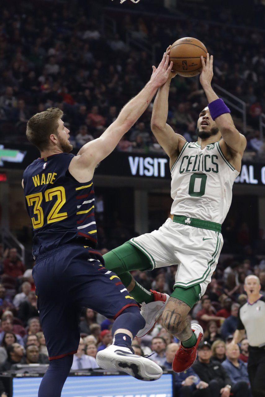 Tatum logra 32 puntos; Celtics derrotan a Cavs