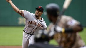 Suárez y Panik guían a Gigantes sobre Piratas