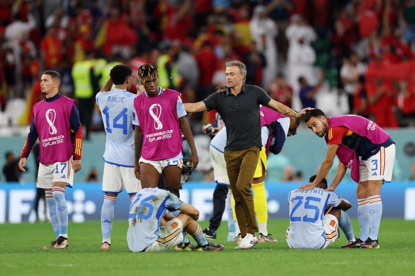 El técnico de España Luis Enrique consuela a sus juugadores luego de la eliminación ante Marruecos.
