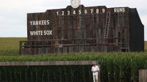 Kevin Costner hace el lanzamiento de honor en el juego Field of Dreams entre Yankees y White Sox
