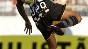 Robinho anota gol de la victoria en su regreso a Brasil