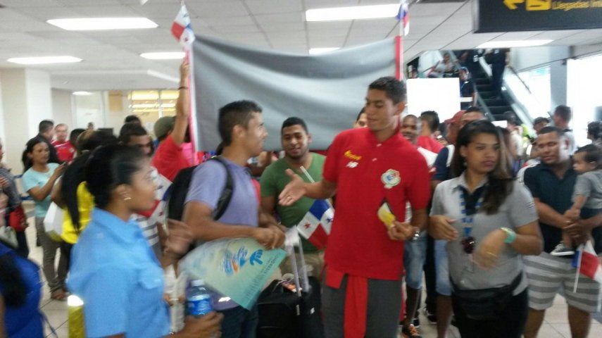 Llegada de los jugadores de Panamá tras Copa Oro