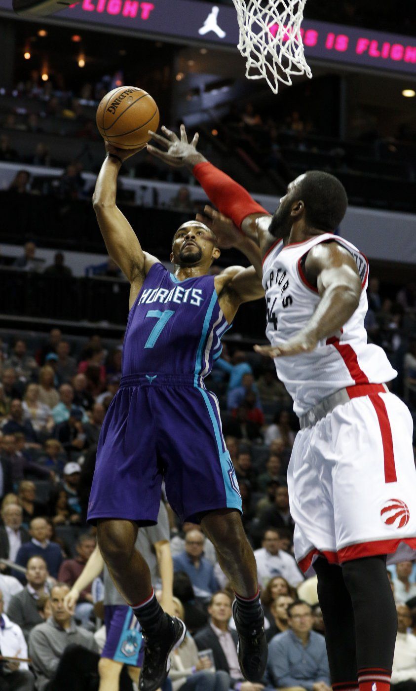 DeRozan lidera remontada de Raptors ante Hornets