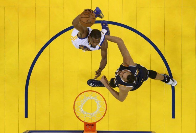 Warriors vencen a Jazz y se adelantan 2-0 en las semifinales de la NBA