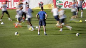 Van Gaal sopesa cambiar sistema de Holanda