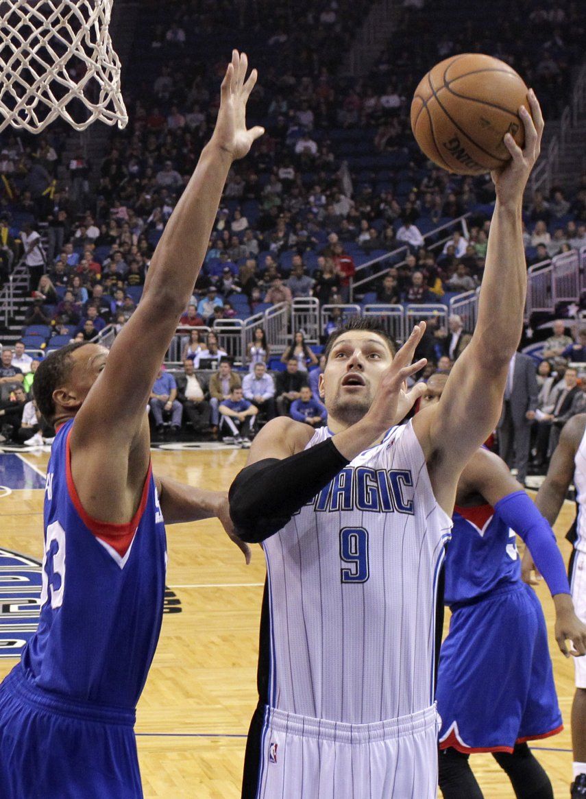 Nik Vucevic encabeza victoria de Magic sobre 76ers