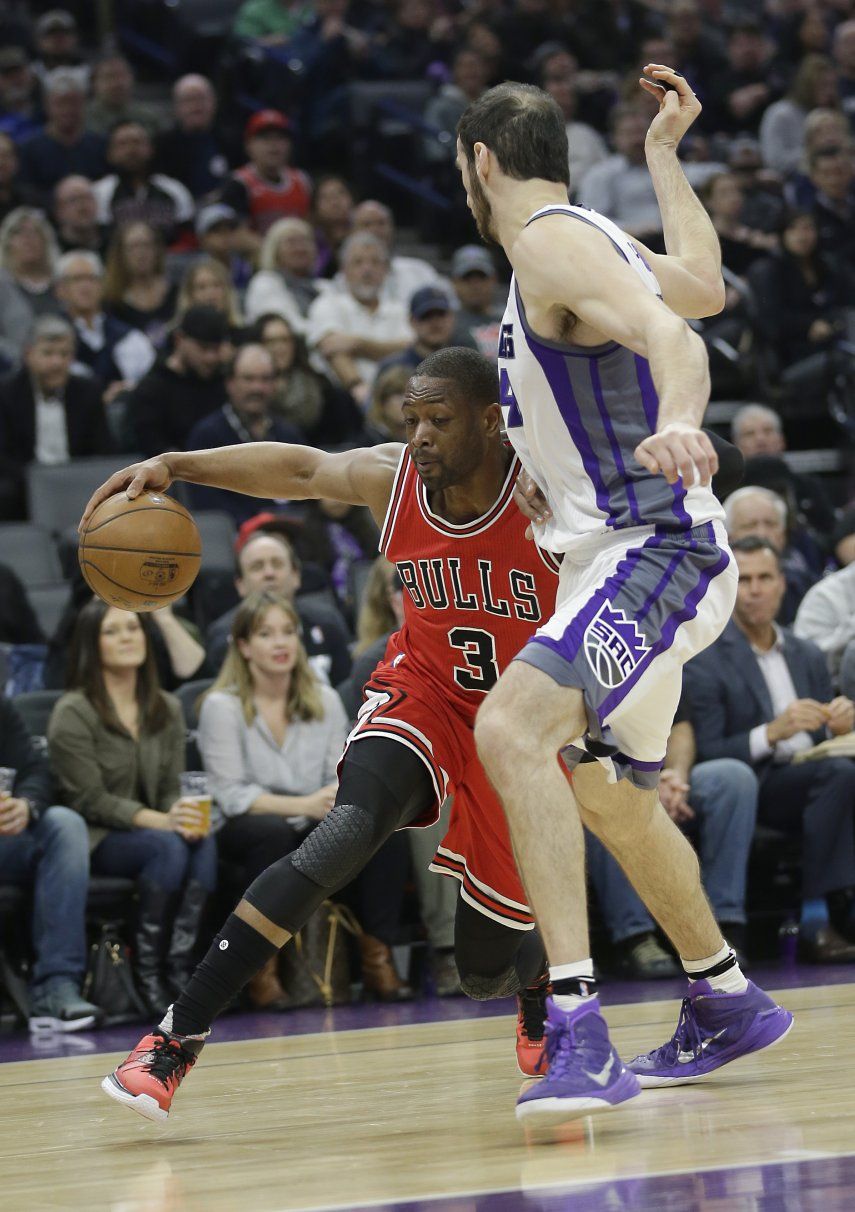 Wade anota 31, Bulls desperdician ventaja pero ganan a Kings