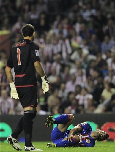España: Agüero se perderí­a dos partidos por lesión en la rodilla