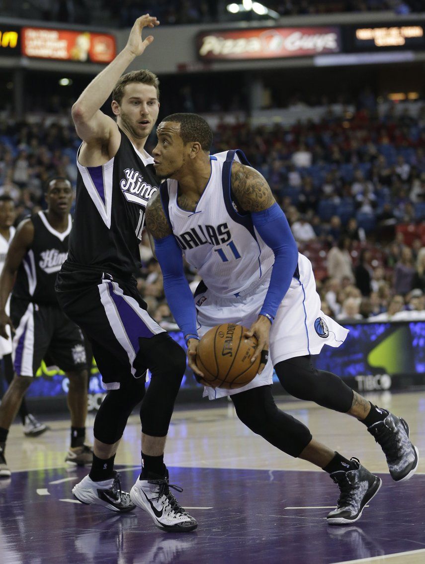Ellis suma 21 puntos en triunfo de Mavericks sobre Kings