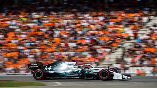 Hamilton sonríe en casa de un desafortunado Vettel