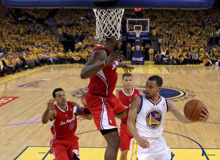 Warriors frenan a Clippers y empatan la serie de playoffs