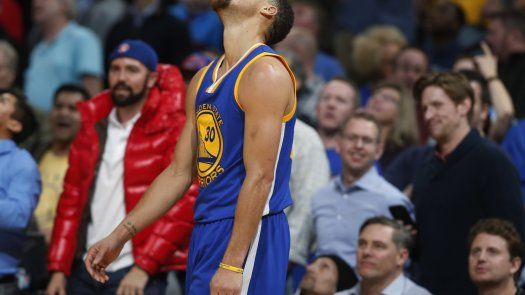 Pese a 38 puntos de Curry, Warriors caen ante Nuggets