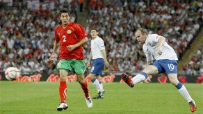 Rooney sigue jugando pese a escándalo en la prensa