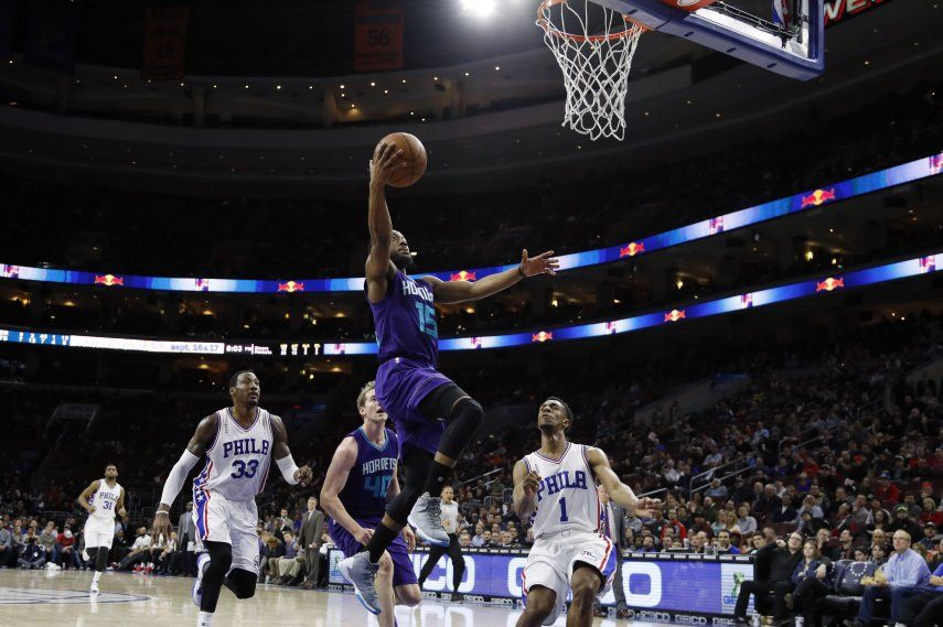 Walker aporta 30 unidades y Hornets arrollan a 76ers
