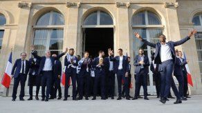 Los Bleus llegan a Francia para continuar la fiesta