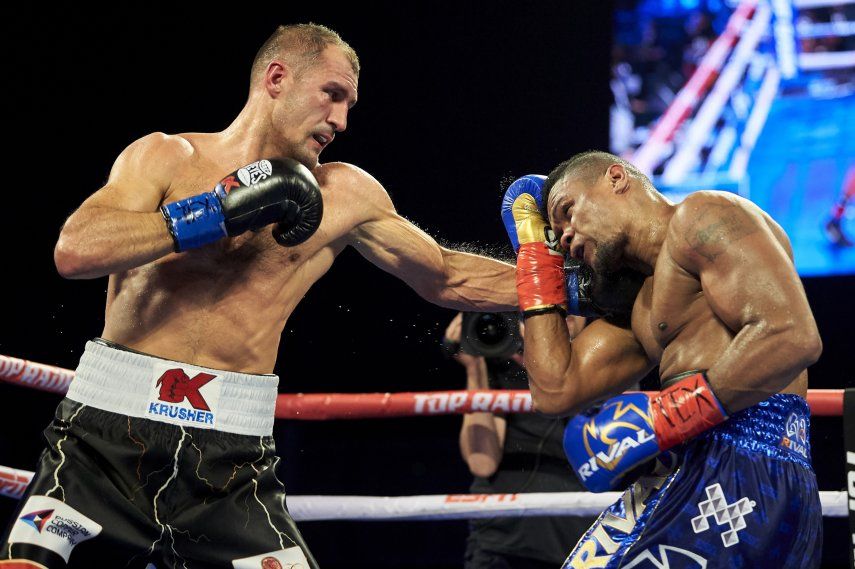 Kovalev recupera título de semipesados en pelea con Álvarez