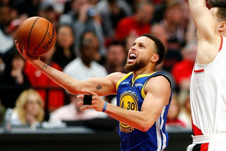 Curry brilla y Warriors ponen a Blazers al borde del abismo en el Oeste