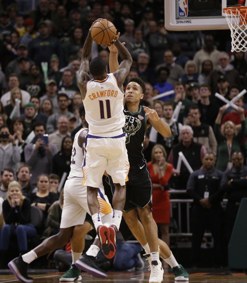 Suns ganan a Bucks con canasta de Crawford en último segundo