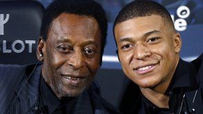 Pele regresa a Brasil tras salir de hospital en París