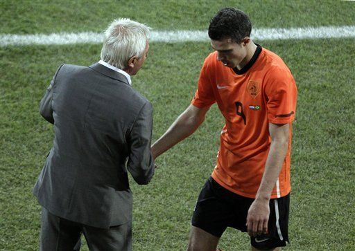 Mundial: Van Persie podrí­a jugar ante Uruguay... si lo ponen