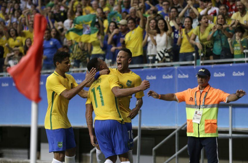 Alerta en Brasil: Neymar tiene tobillo vendado